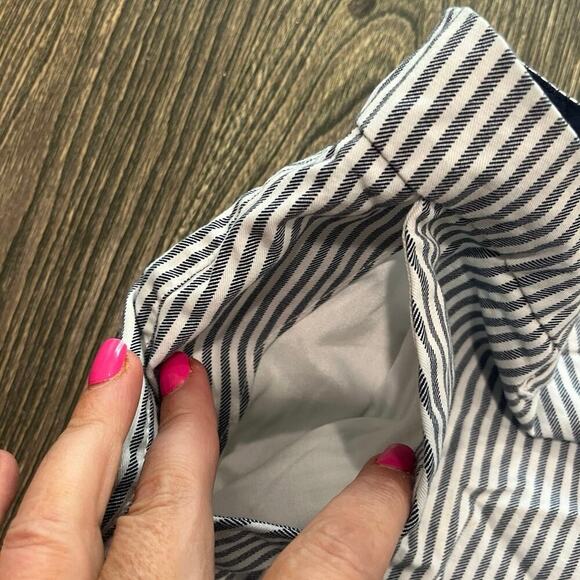 Old Navy Everyday Shorts Mid Rise Flat Front Cotton Striped Blue White Size 12 - Picture 3 of 7